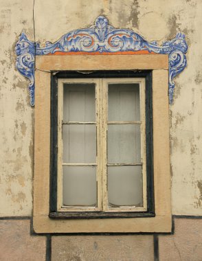 lissabon (Portekiz eski binanın pencere).