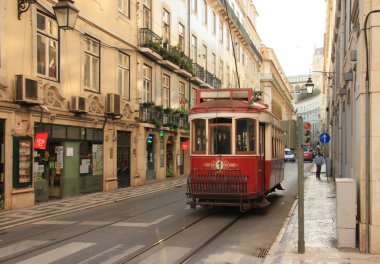 ünlü eski tramvay sokak Lizbon (Portekiz). Kasım, 2013.