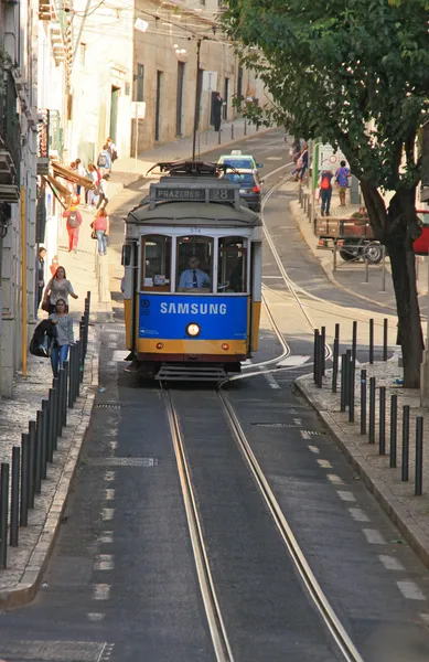 Die berühmte alte strassenbahn auf der strasse lisbon (portugal). November 2013. — Stockfoto