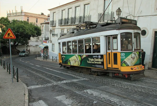 Słynny zabytkowy tramwaj na ulicy Lizbony (Portugalia). listopada 2013. — Zdjęcie stockowe