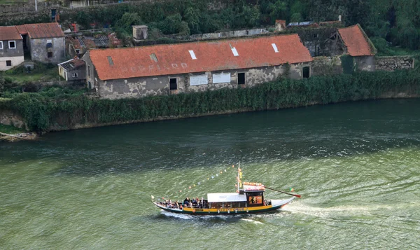 Oporto (Oporto). Antigua ciudad de Portugal. Barco viejo en el río Duero . —  Fotos de Stock