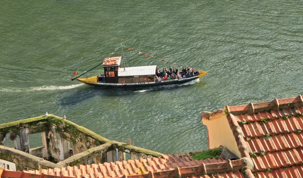 Porto (Oporto). Ancient town in Portugal. Old boat on the Douro river. — Stock Photo, Image