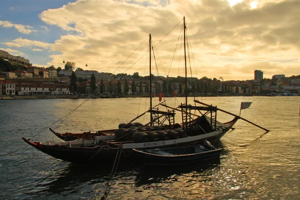 Båtar med tun av portvin på floden douro (porto, portugal) — Stockfoto