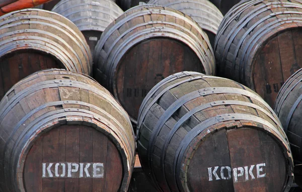 Boats with tun of portwine on river Douro (Porto, Portugal) — Stock Photo, Image