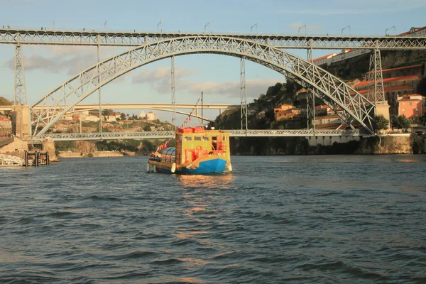 Porto (Oporto). Ancient town in Portugal. Old boat on the Douro river. — Stock Photo, Image