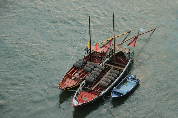 Boats with tun of portwine on river Douro (Porto, Portugal) — Stock Photo, Image