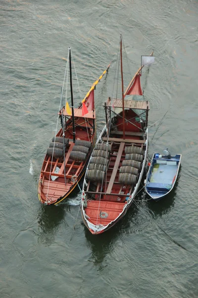 Barcos com tubagem de vinho do Porto no rio Douro (Porto, Portugal ) — Fotografia de Stock