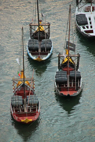 Barcos con tun de vino de Oporto en el río Duero (Oporto, Portugal) ) —  Fotos de Stock