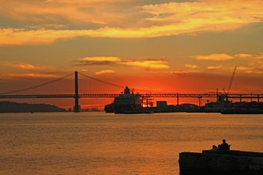 Sunset bulvarında tejo Nehri (Lizbon, Portekiz)