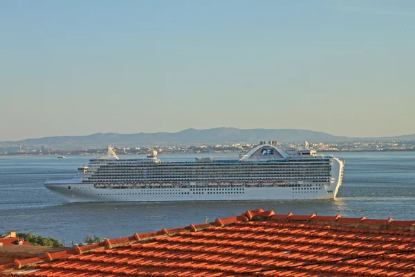 Navire sur la rivière Tejo (Lisbonne ) — Photo