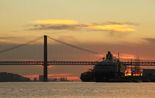 Sunset on river Tejo (Lisbon, Portugal) — Stock Photo, Image