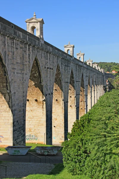 Berömda akvedukten i Lissabon (portugal) — Stockfoto