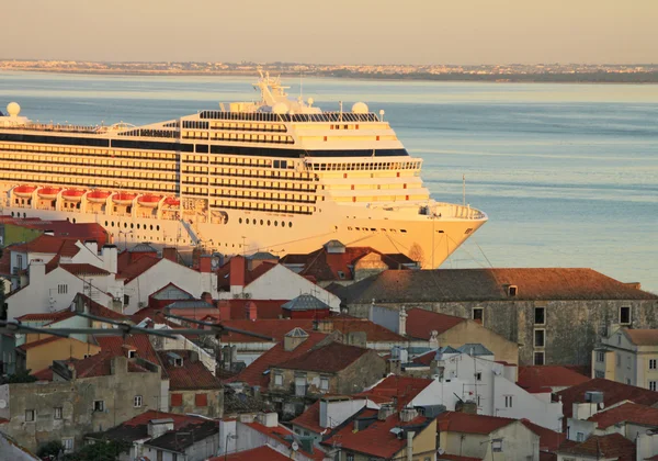Navire sur la rivière Tejo (Lisbonne ) — Photo