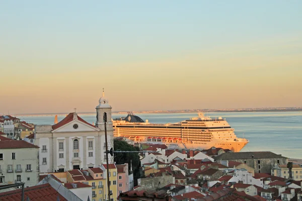 Het schip op rivier tejo (Lissabon) — Stockfoto