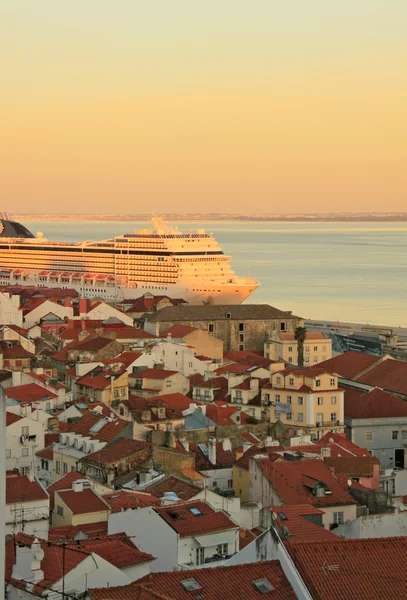 Fartyg på floden tejo (Lissabon) — Stockfoto