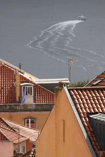 Schiff auf dem Fluss tejo (Lissabon) — Stockfoto