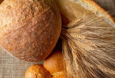 Fırından yeni çıkmış taze ekmek.