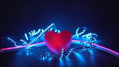 Lider ışıkların arasında sevgi dolu bir kalp.