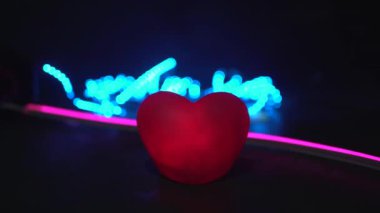 Lider ışıkların arasında sevgi dolu bir kalp.