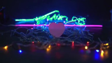 Lider ışıkların arasında sevgi dolu bir kalp.