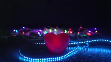 Lider ışıkların arasında sevgi dolu bir kalp.