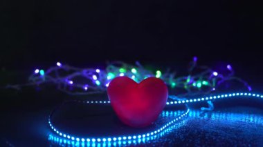 Lider ışıkların arasında sevgi dolu bir kalp.