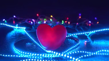 Lider ışıkların arasında sevgi dolu bir kalp.