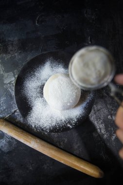 Anne çocukları için hamur yoğurur.