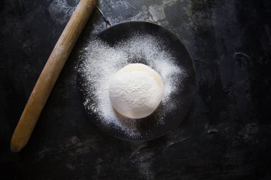 Anne çocukları için hamur yoğurur.