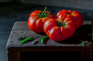Domatesler siyah arkaplanda doğal ışıkta çekilir