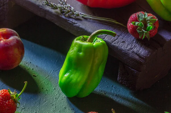 Tomates Sobre Fondo Negro Luz Natural —  Fotos de Stock