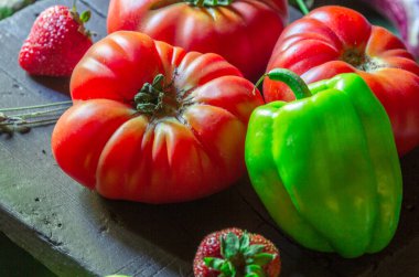 Domatesler siyah arkaplanda doğal ışıkta çekilir