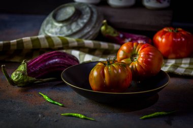 Domatesler siyah arkaplanda doğal ışıkta çekilir