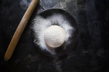 Anne çocukları için hamur yoğurur.