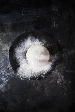 Anne çocukları için hamur yoğurur.