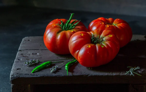 Tomates Sobre Fondo Negro Luz Natural —  Fotos de Stock