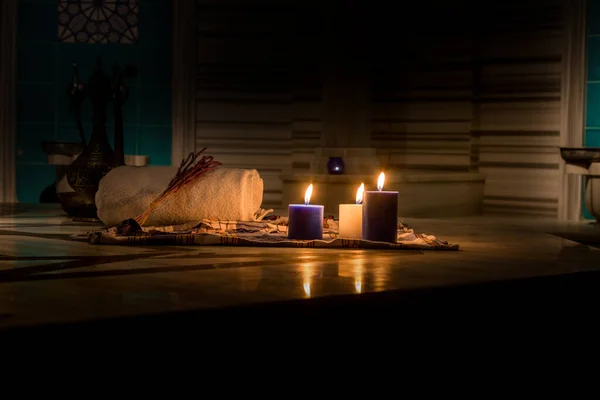 用烛光照明的传统土耳其浴池 免版税图库图片