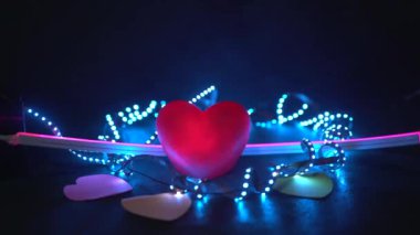 Lider ışıkların arasında sevgi dolu bir kalp.