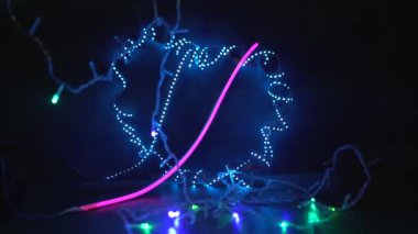 Lider ışıkların arasında sevgi dolu bir kalp.