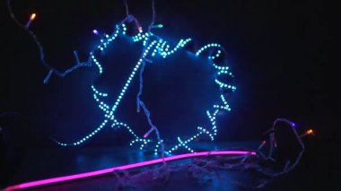 Lider ışıkların arasında sevgi dolu bir kalp.