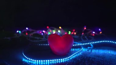 Lider ışıkların arasında sevgi dolu bir kalp.