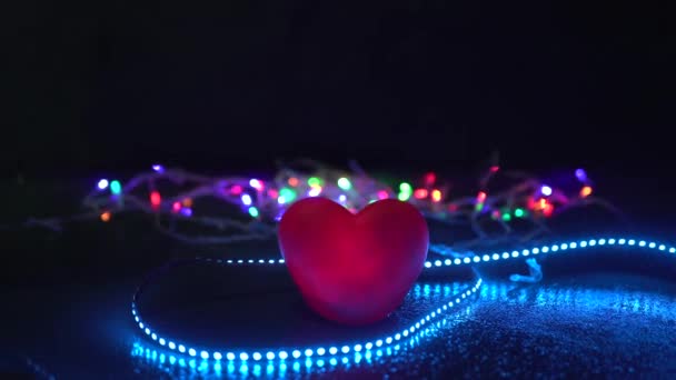 Corazón Amoroso Entre Las Luces Led — Vídeo de stock