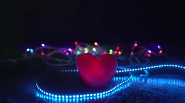 Lider ışıkların arasında sevgi dolu bir kalp.