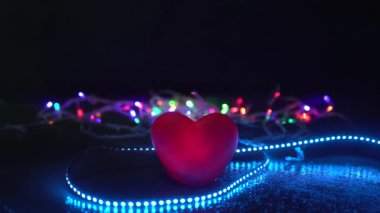 Lider ışıkların arasında sevgi dolu bir kalp.