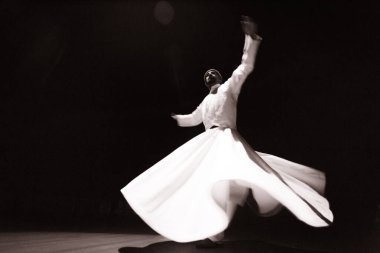 Karanlıkta dönen bir Derviş 'in görüntüsü