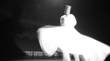 Karanlıkta dönen bir Derviş 'in görüntüsü