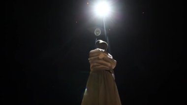 Karanlıkta dönen bir Derviş 'in görüntüsü