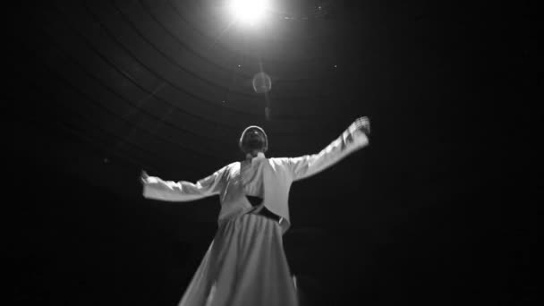 Het Beeld Van Een Wervelende Dervish Duisternis — Stockvideo