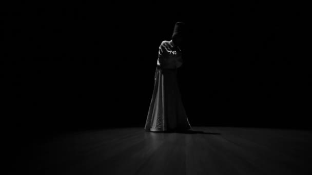 Karanlıkta Dönen Bir Derviş Görüntüsü — Stok video