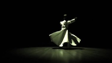 Karanlıkta dönen bir Derviş 'in görüntüsü